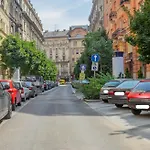 Downtown House Red Apartment Budapest